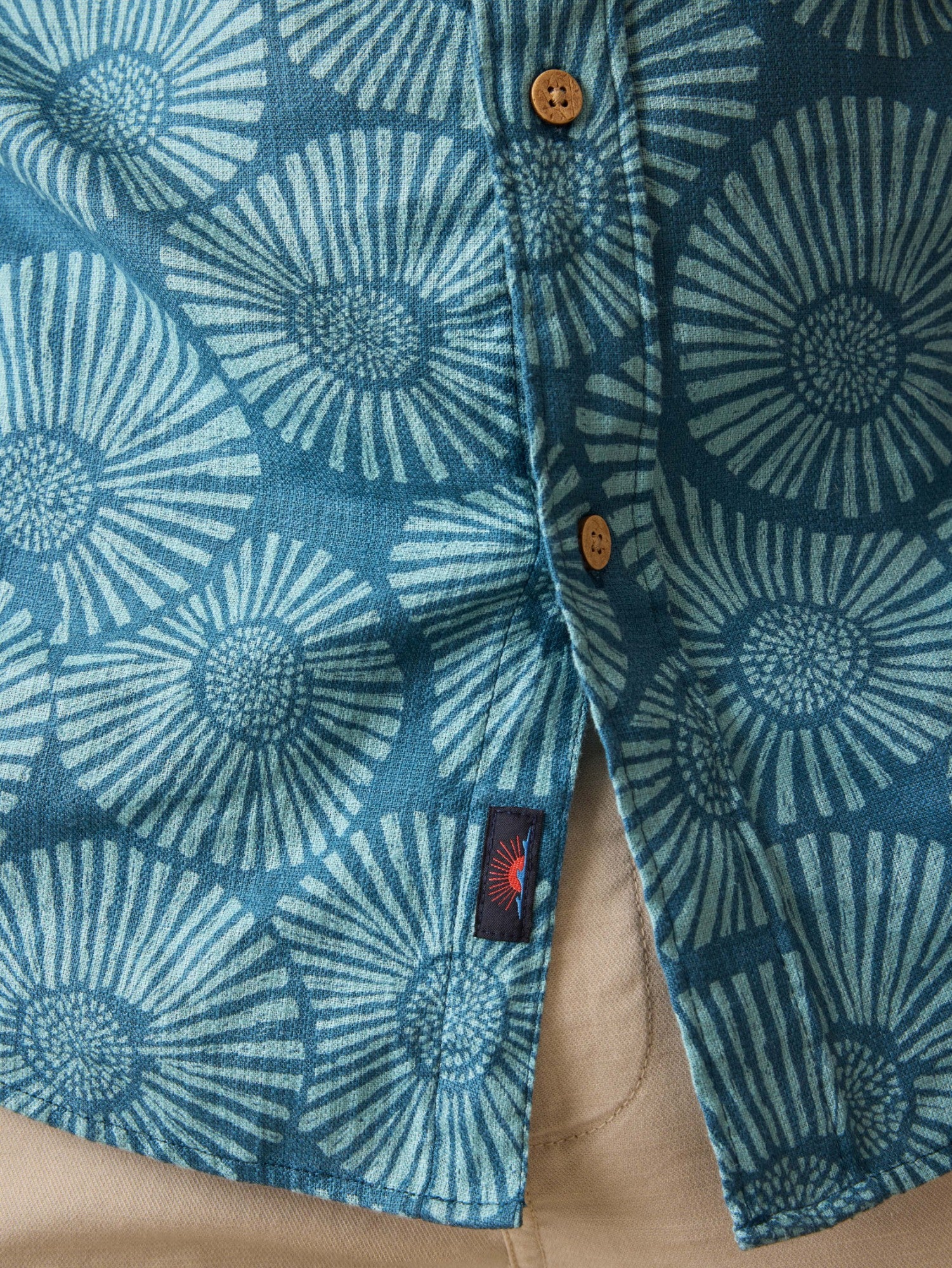 SS BREEZE SHIRT - L.E. & Chalk